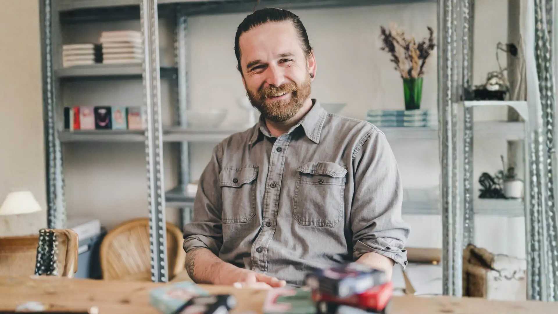 Frederik Svinth - <p>Frederik Svinth skaber foredrag om samtaler, fællesskab og relationer med varme, humor&nbsp;og et sprog, der rammer det, vi alle kender.</p>