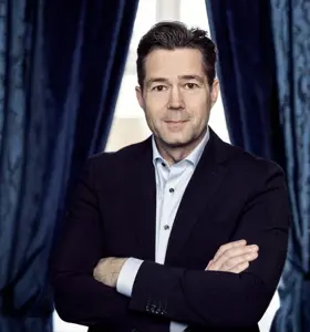 Johannes Langkilde - TV-vært, journalist og forfatter med tankevækkende foredrag om journalistik, USA’s politiske landskab og personlige historier om identitet, musik og medier.