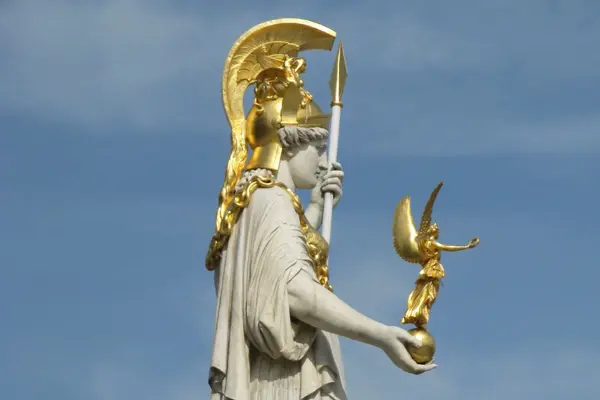 Athena, gudinde for viden og handel: historien om vores navn og logo