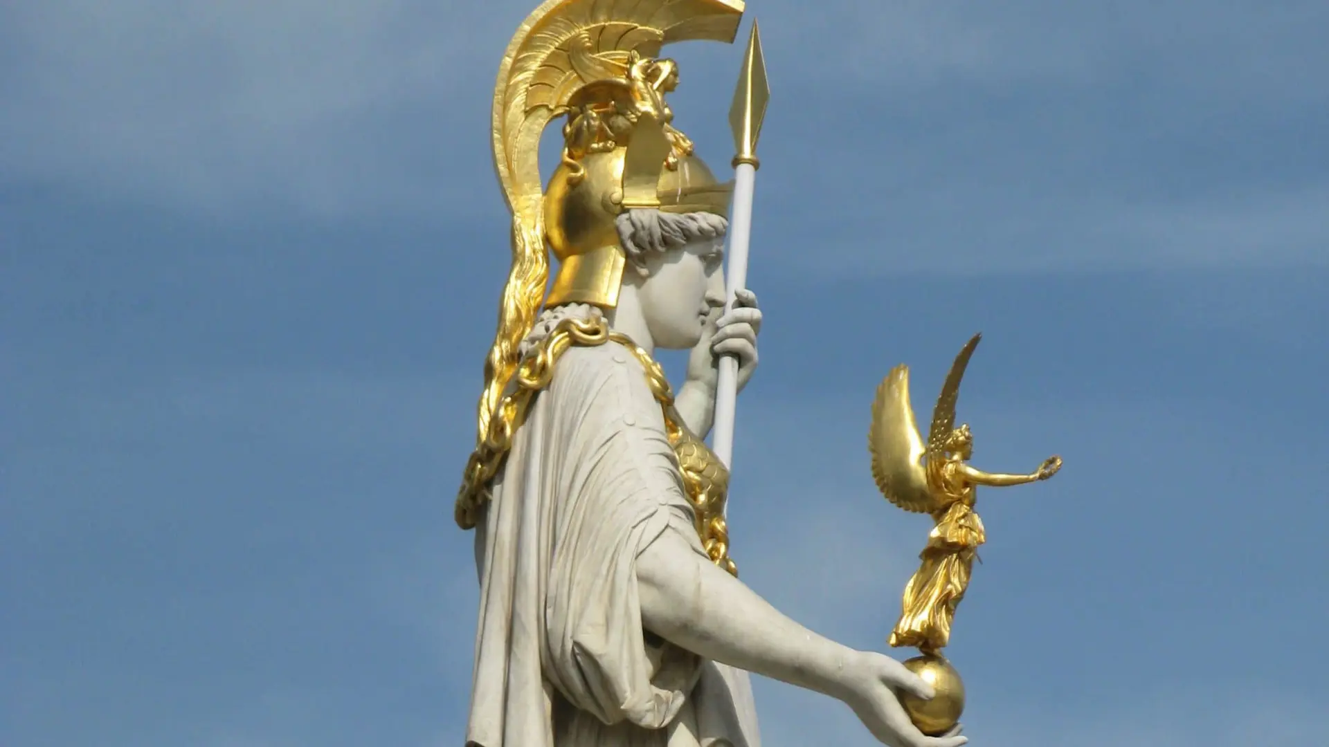 Athena, gudinde for viden og handel: historien om vores navn og logo