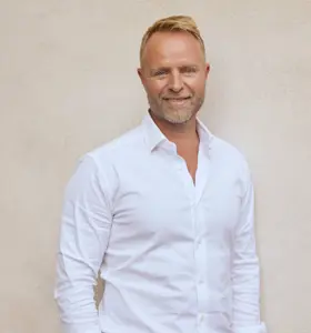 Jesper Bergstrøm - Ekspert i kropssprog og nonverbal kommunikation, som giver jer konkrete værktøjer til stærkere gennemslagskraft og bedre relationer.