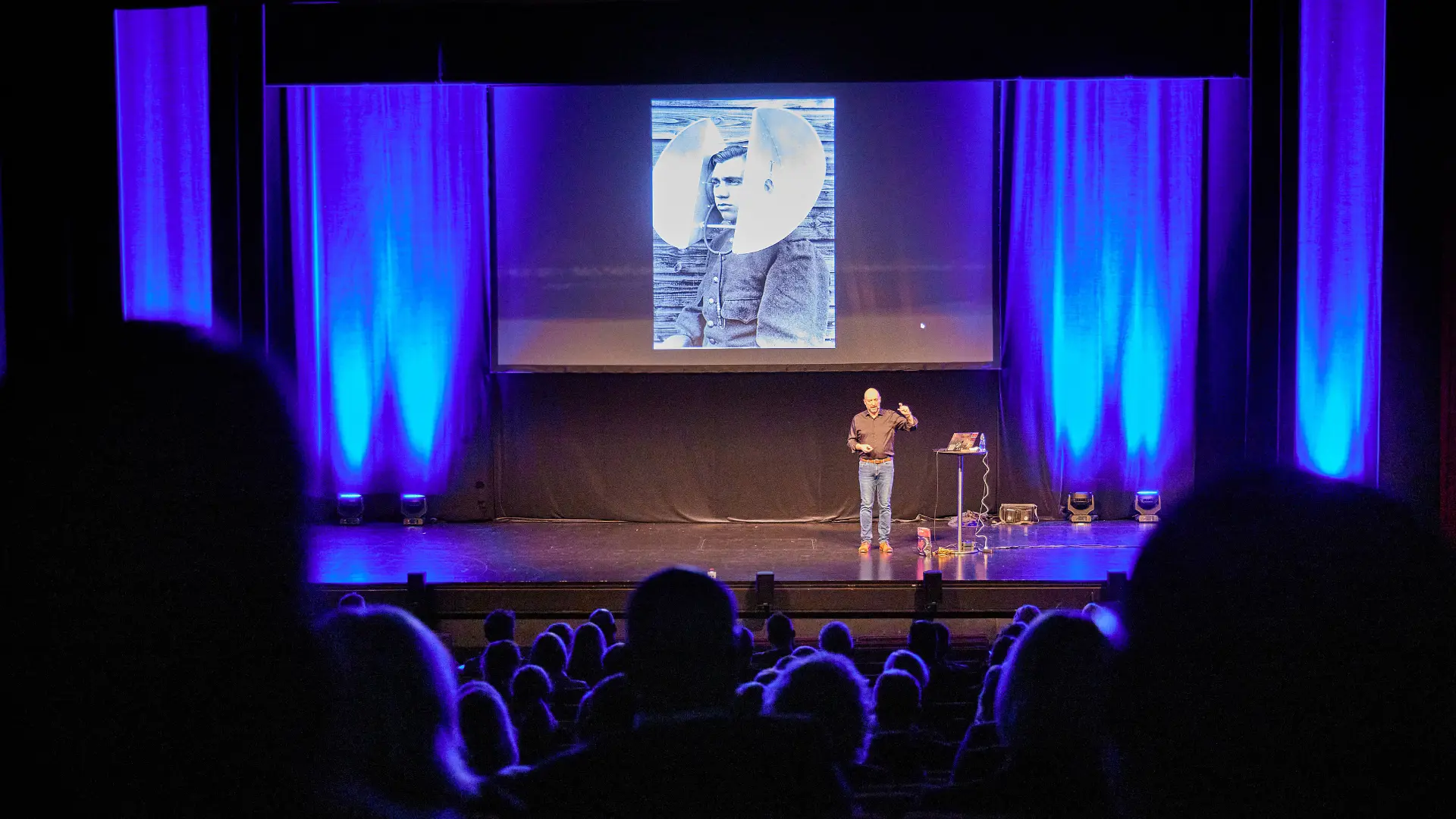 Flemming Dybbøl - <p>Konsulent, forfatter, tidl. kommerciel og adm. direktør - forener benhård erhvervsstrategi med rockens kreativitet i foredrag om ledelse, innovation og samspil.</p>