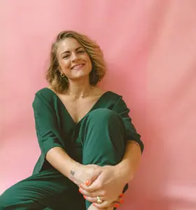 Rikke Stokland  - Foredragsholder og formidler med inspirerende foredrag om trivsel, præstationspres, relationer og modet til at være sig selv.&nbsp;