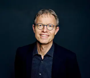 Mister vi vores job til kunstig intelligens? Tre scenarier for fremtidens arbejdsmarked