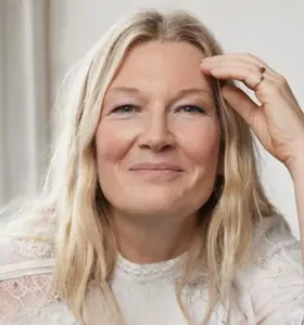Anne-Grethe Bjarup Riis  - Prisvindende skuespiller, instruktør og forfatter med foredrag om historiefortælling, kreativitet og livsmod.