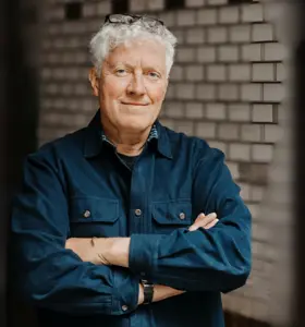 Holger Dahl - Kunst- og arkitekturredaktør, forfatter og tidligere kommunikationschef, der med humor og visuelle eksempler formidler, hvordan vi skaber bedre byer.