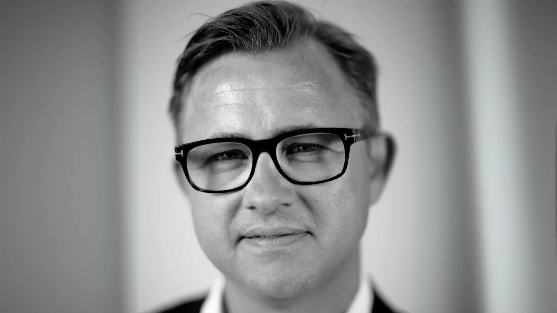 Henrik Stenmann - <p class="MsoNormal">AI-strateg og prisvindende leder. Henrik Stenmann viser, hvordan AI og trivsel kan gå hånd i hånd, og hvordan I skaber både vækst og arbejdsglæde.</p>