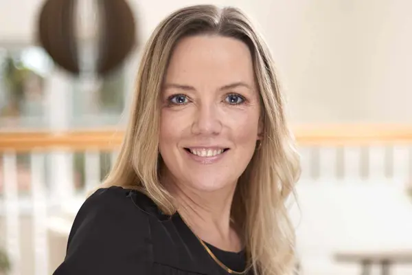 Først når vi er psykologisk trygge med os selv, kan vi være det med hinanden