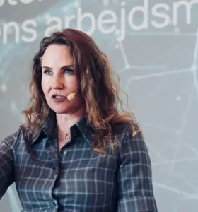 Christiane Vejlø - Fremtids- og medieanalytiker, forfatter og bestyrelsesmedlem med ekspertise i mødet mellem mennesket og kunstig intelligens.