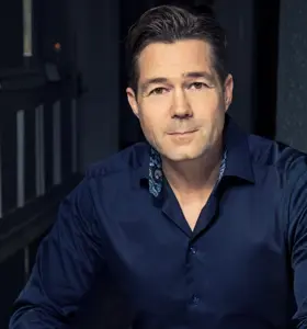 Johannes Langkilde - TV-vært, journalist og forfatter med tankevækkende foredrag om journalistik, USA’s politiske landskab og personlige historier om identitet, musik og medier.