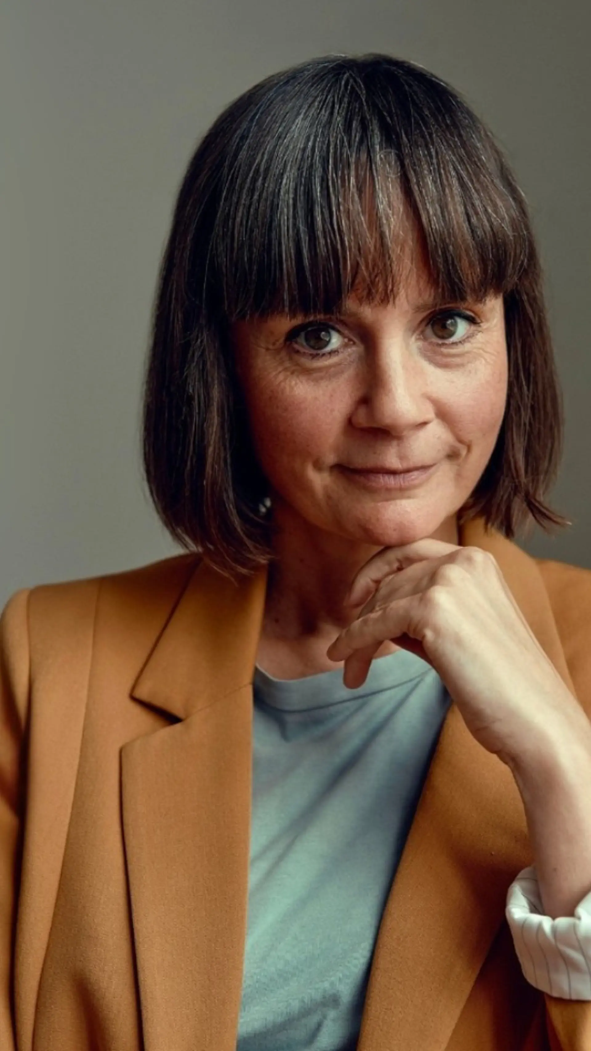 Maria Månson - <p dir="ltr">Kulturjournalist, podcastvært og erfaren formidler giver indsigt i livet som pårørende, de forbudte følelser og at finde balancen i krisetider.</p>