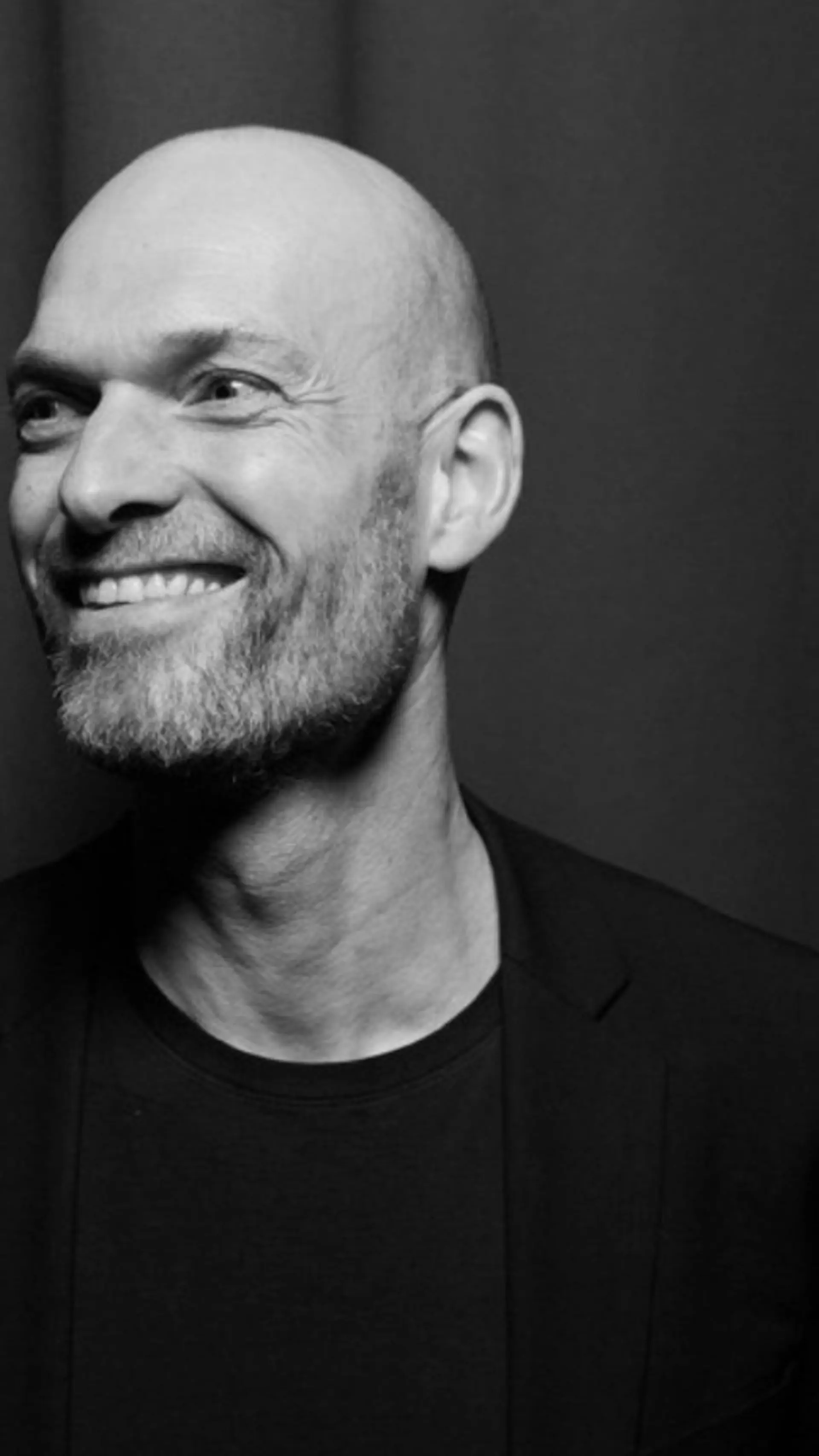 Joel Haviv - <div>
<p>Direktør og ledelsesrådgiver kombinerer ledelseserfaring og dyb menneskelig indsigt i foredrag om arbejdslivet.&nbsp;</p>
</div>
<div></div>