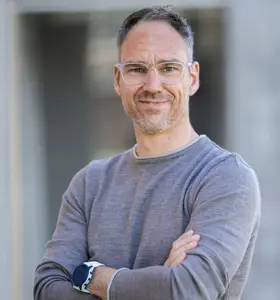 Frank Knudsen - Konfliktcoach og mentor Frank Knudsen leverer ærlige og jordnære foredrag om konflikthåndtering, relationer og trivsel – med humor og praktiske værktøjer.