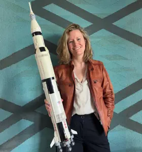 Christina Toldbo - Christina Toldbo er astrofysiker, rumekspert og erfaren formidler, der tager publikum med på en rejse ud i universet.