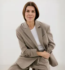 Ellen Hillingsø - Skuespiller, forfatter og erfaren formidler, der med humor, nærvær og skarphed skaber levende fortællinger og stærk kontakt med publikum.