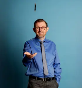 Sebastian Dorset - Komiker, skribent og foredragsholder, der forener humor med ærlige fortællinger om livet og mentale udfordringer.